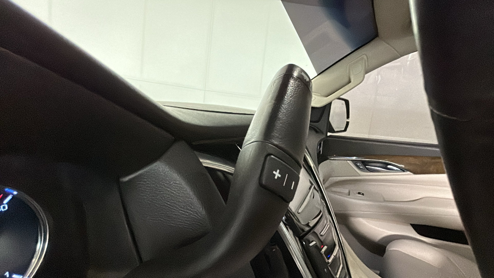 Used 2018 Cadillac Escalade Luxury AWD/4WD image 25