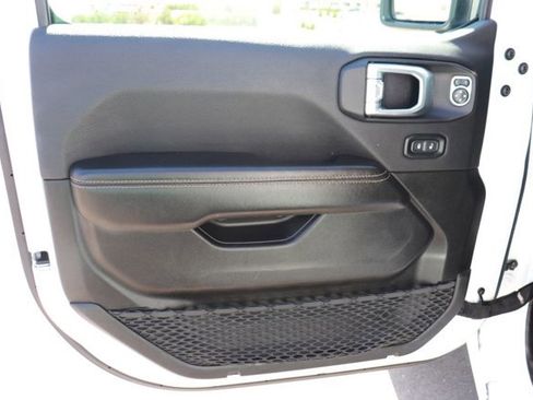 Used 2024 Jeep Wrangler Sahara image 9