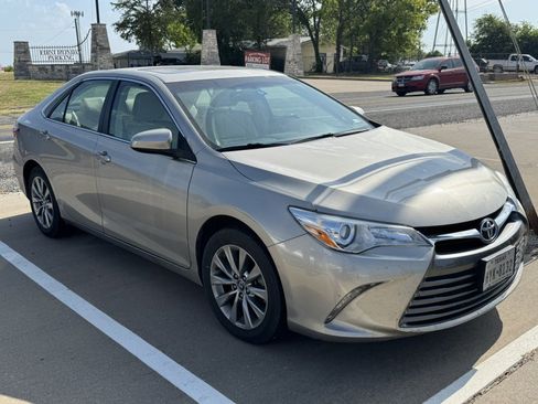 Used 2017 Toyota Camry XLE w/ Moonroof Package FWD image 1