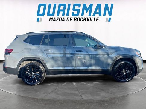 Used 2025 Volkswagen Atlas SE w/ Black Wheel Package image 7