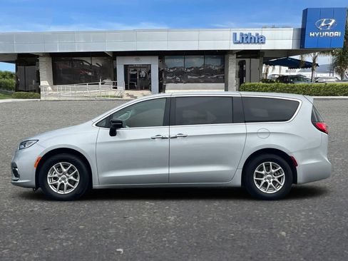 Used 2024 Chrysler Pacifica Touring-L image 5