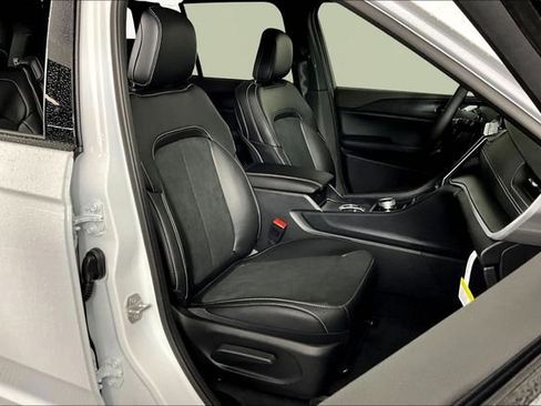 New 2025 Jeep Grand Cherokee Altitude image 11