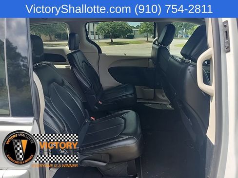 Certified 2023 Chrysler Pacifica Touring-L FWD image 41