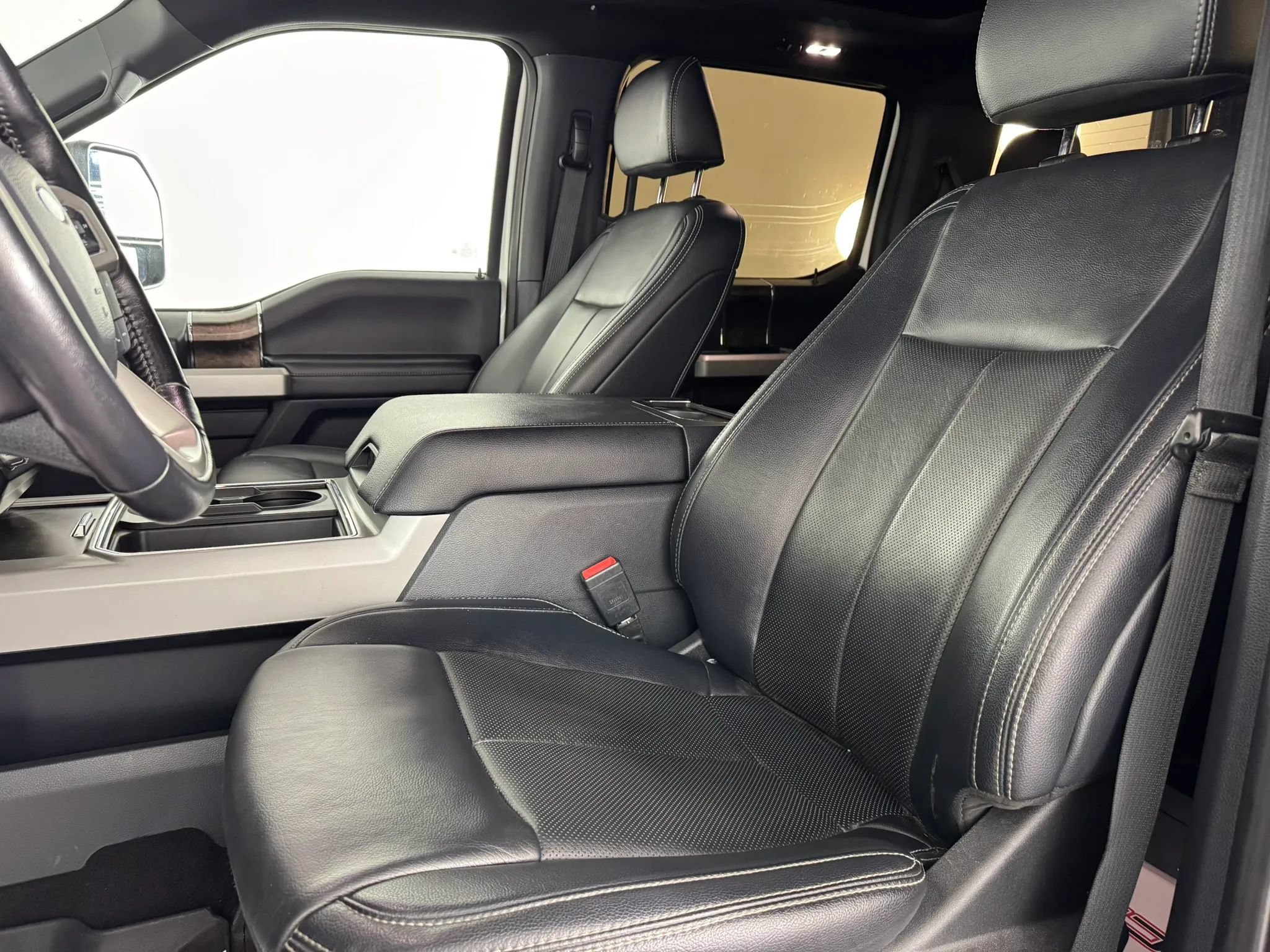 Used 2022 Ford F350 Lariat w/ Black Appearance Package AWD/4WD image 34