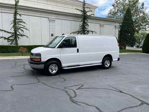 Used 2024 Chevrolet Express 2500 w/ Driver Convenience Package RWD image 2