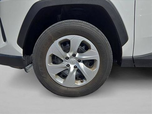 Used 2021 Toyota RAV4 LE FWD image 16