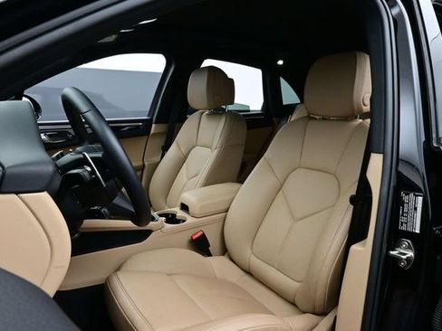Certified 2025 Porsche Macan AWD/4WD image 5