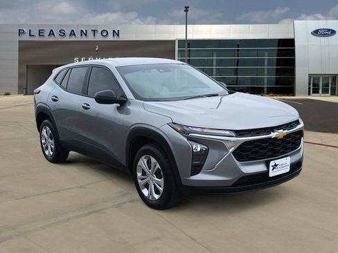 Used 2025 Chevrolet Trax LS FWD image 7