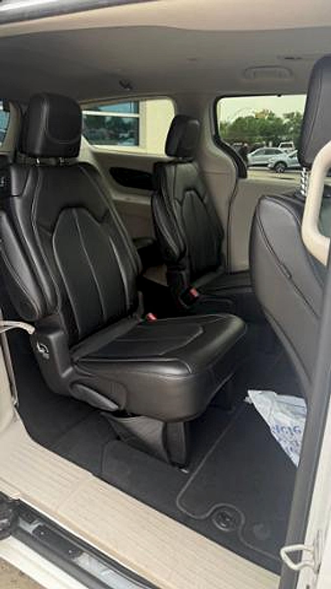 Used 2024 Chrysler Pacifica Touring-L FWD image 25