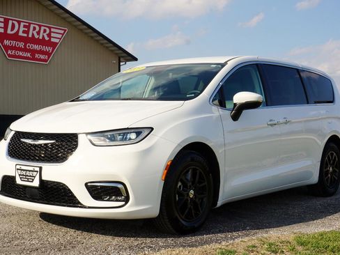 Used 2023 Chrysler Pacifica Touring-L image 2