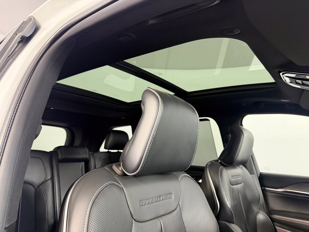 Used 2022 Jeep Grand Cherokee Overland w/ Advanced Protech Group III AWD/4WD image 19