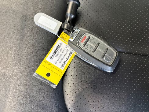 Used 2024 Chrysler Pacifica Limited FWD image 33