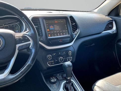Used 2016 Jeep Cherokee Trailhawk w/ Cold Weather Group AWD/4WD image 9