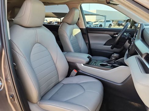 Used 2024 Toyota Highlander XLE image 18