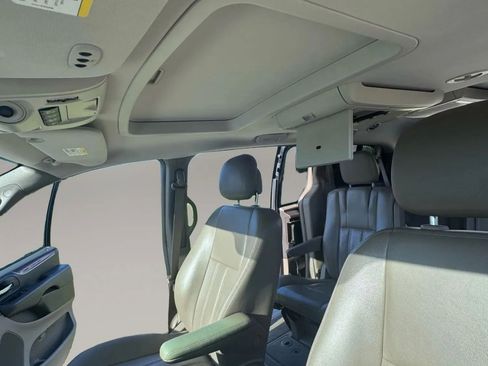 Used 2014 Chrysler Town & Country Touring-L w/ Driver Convenience Group FWD image 28