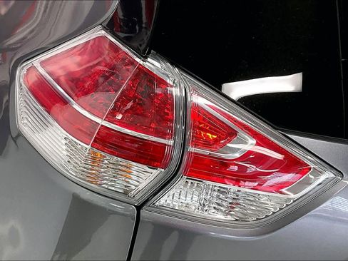 Used 2016 Nissan Rogue SV w/ SV Premium Package image 29