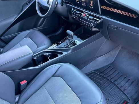 Certified 2024 Kia Niro EX image 17