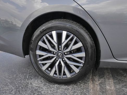 Used 2025 Nissan Altima 2.5 SV FWD image 9