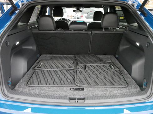 Certified 2025 Volkswagen Atlas Cross Sport SE image 18