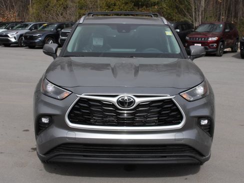 New 2026 Toyota Highlander XLE image 2