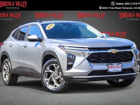 Used 2025 Chevrolet Trax LT FWD image 1