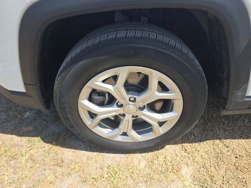 Used 2024 Jeep Compass Latitude image 2