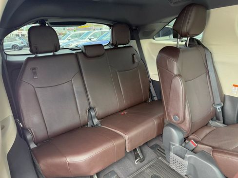 Used 2024 Toyota Sienna Platinum AWD/4WD image 23