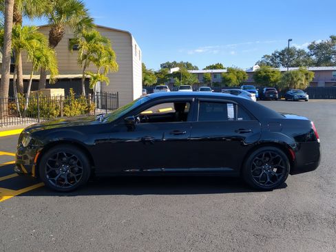 Used 2019 Chrysler 300 Touring w/ Sport Appearance Package image 9