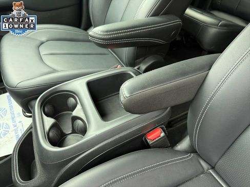 Used 2025 Chrysler Pacifica Select FWD image 31