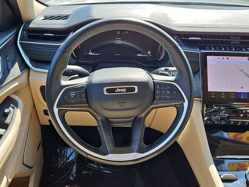 Used 2022 Jeep Grand Cherokee L Limited AWD/4WD image 11