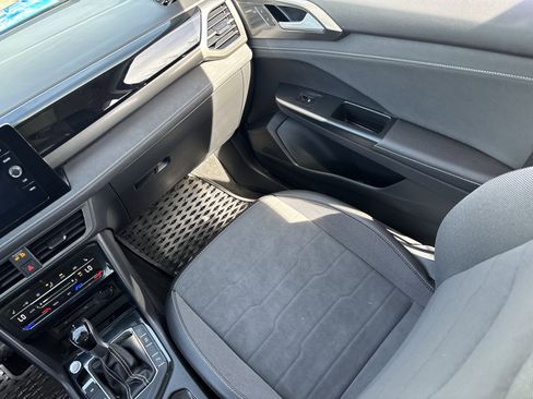 Used 2025 Volkswagen Taos SE image 14