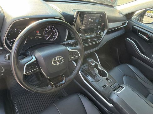 Used 2020 Toyota Highlander XLE image 24