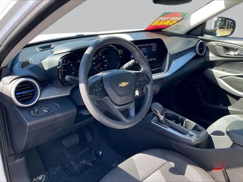 Used 2024 Chevrolet Trax LS w/ LS Convenience Package FWD image 14