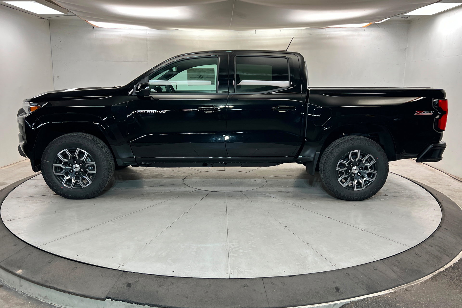 New 2026 Chevrolet Colorado Z71 w/ Technology Package AWD/4WD image 2