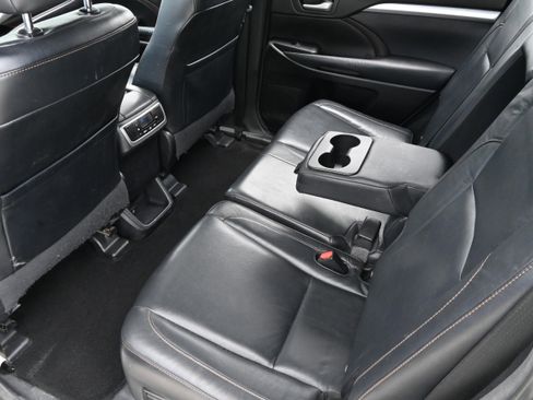 Used 2014 Toyota Highlander XLE AWD/4WD image 13