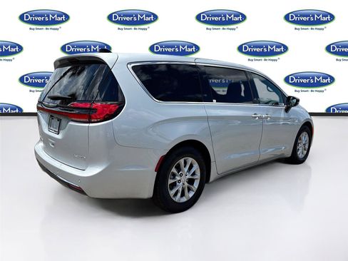 Used 2026 Chrysler Pacifica Limited FWD image 7