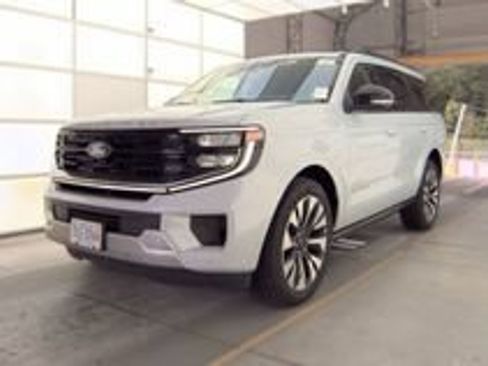 Used 2025 Ford Expedition Platinum w/ Driver's Package AWD/4WD image 17