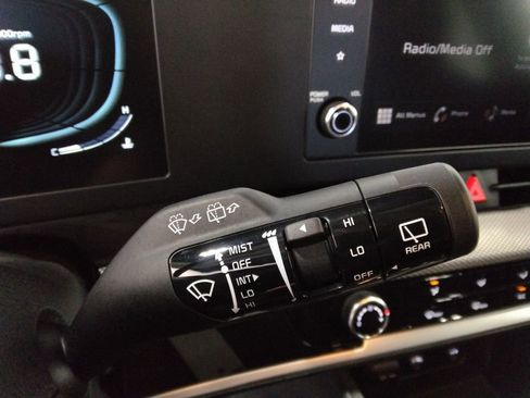 Used 2024 Kia Sportage LX image 17