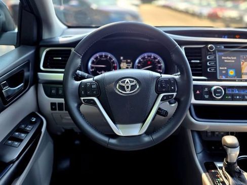 Used 2019 Toyota Highlander XLE AWD/4WD image 16