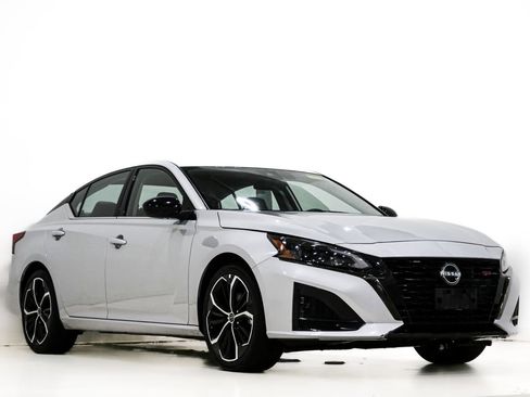 Used 2024 Nissan Altima 2.5 SR FWD image 1