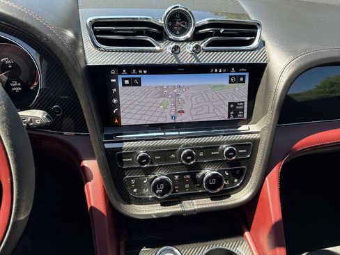 Used 2022 Bentley Bentayga AWD/4WD image 17