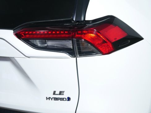 Used 2020 Toyota RAV4 LE image 17