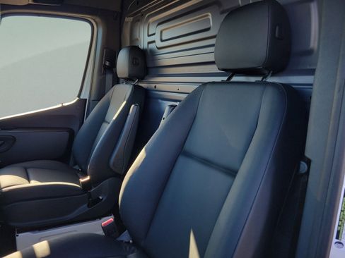Used 2025 Mercedes-Benz Sprinter 2500 image 34
