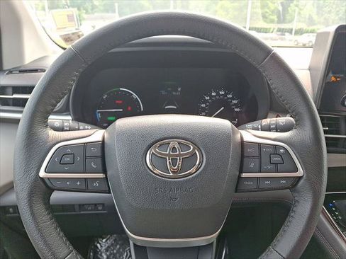 Certified 2023 Toyota Sienna XLE FWD image 17