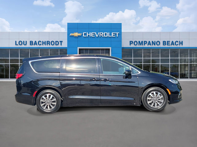 Used 2024 Chrysler Pacifica Limited FWD image 2