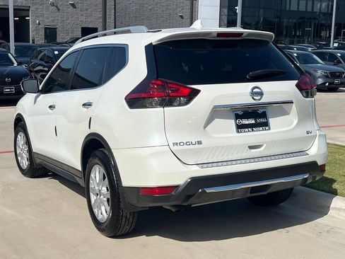 Used 2018 Nissan Rogue SV w/ Premium Package FWD image 4