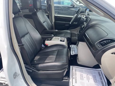 Used 2015 Chrysler Town & Country Touring w/ Driver Convenience Group FWD image 19
