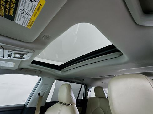 Used 2021 Toyota Highlander XLE image 24