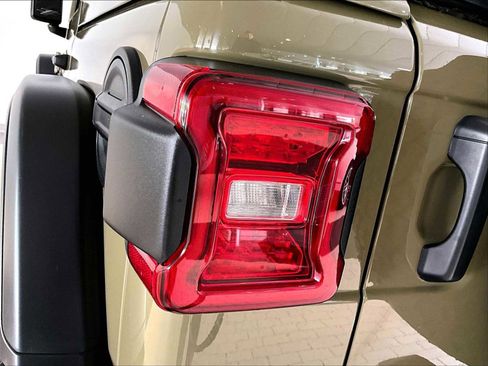 Used 2025 Jeep Wrangler Unlimited Rubicon w/ Convenience Group AWD/4WD image 33