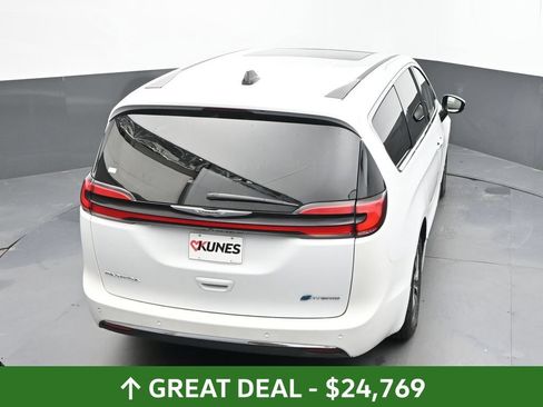 Used 2023 Chrysler Pacifica Limited FWD image 37